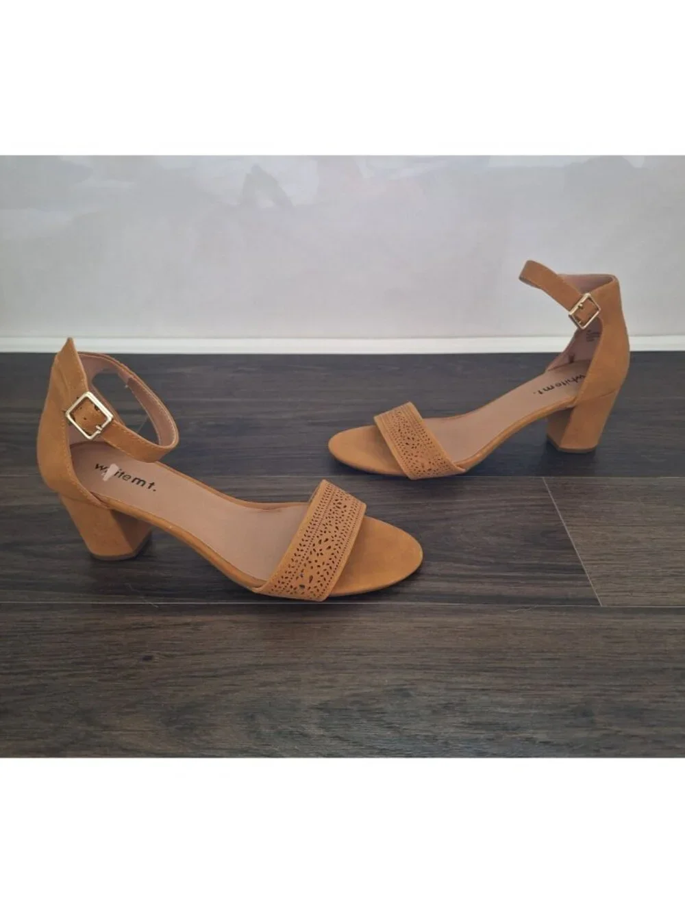 NWOT White Mountain Mustard Faux Leather Strap Sandals Size 10 Preppy Comfy Chic